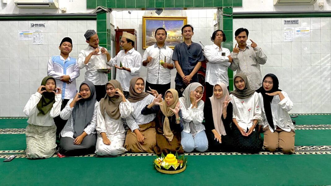 FORKOMBI.COM - Gapai keberkahan di bulan Ramadhan, Batang Student Community (BASCOM) Universitas Wahid Hasyim Semarang adakan khataman Al-Qur'an dan Sahur On The Road (SOTR) pada pertengahan bulan Ramadhan (28/3).