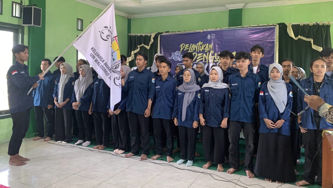 Zidni beri asa baru setelah dilantik pada kegiatan Pelantikan Pengurus dan Talkshow Pendidikan KMBS (Keluarga Mahasiswa Batang Semarang) UIN Walisongo pada awal Oktober 2024 (6/10) di Gedung MWC NU Subah.